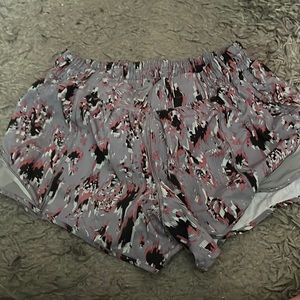 🍋🍋 lululemon hotty hot shorts size 10